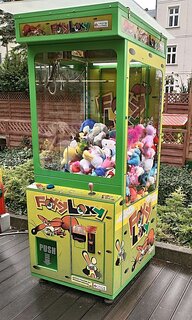 Claw_crane_in_Ustroń,_Poland_2017.jpg